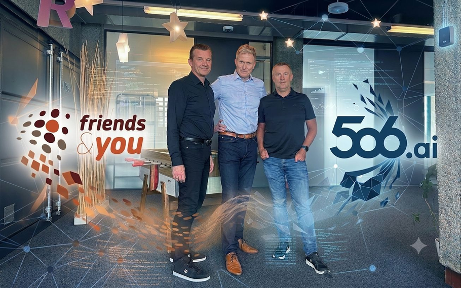 Partnerschaft zwischen friends & you und 506.ai — gemeinsames Foto im Büro von 506.ai in Linz mit den Logos beider Unternehmen
