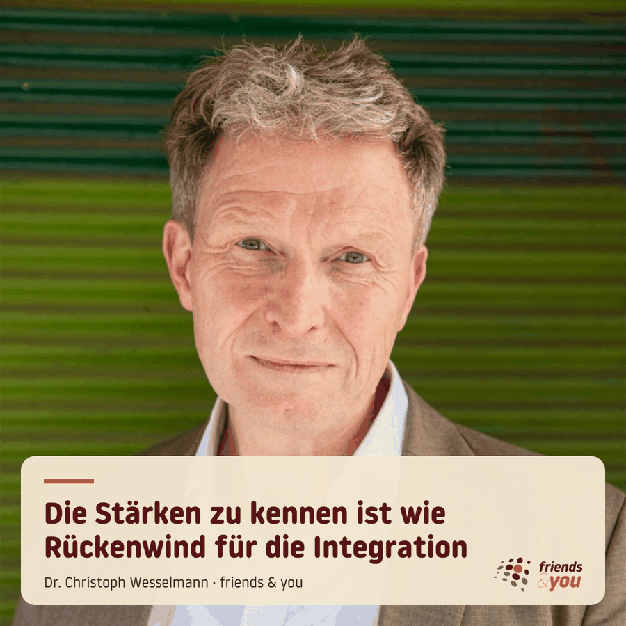 Beitragsbild zum LinkedIn-Beitrag von Dr. Christoph Wesselmann: Porträt vor grünem Hintergrund mit der Headline „Die Stärken zu kennen ist wie Rückenwind für die Integration“